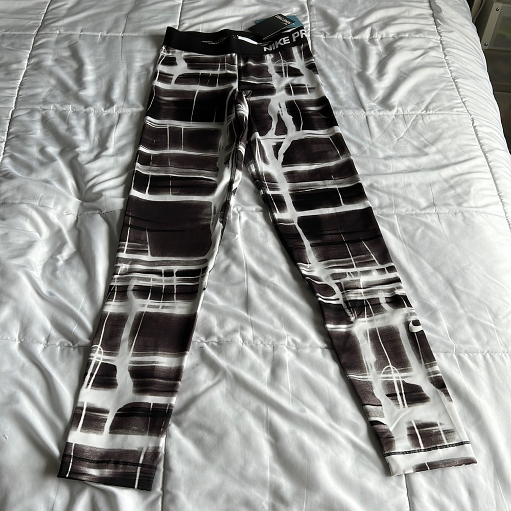 NWT Nike Pro Training Leggings Black and White Print